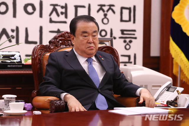 [서울=뉴시스] 고승민 기자 = 문희상 국회의장이 9일 국회의장실에서 더불어민주당과 자유한국당, 바른미래당 등 교섭단체 3당 원내대표 회동을 주재하기에 앞서 생각에 잠겨 있다. 2019.12.09.&nbsp; photo@newsis.com