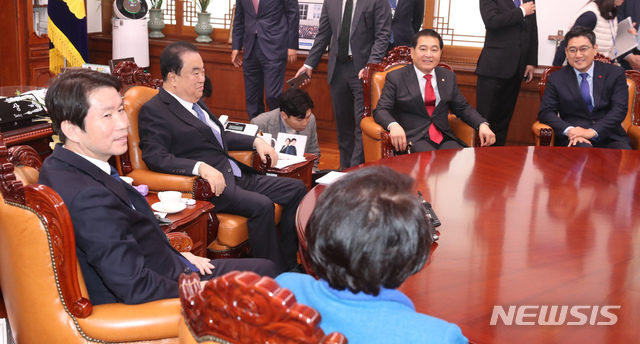 [서울=뉴시스] 고승민 기자 = 문희상 국회의장 주재로 9일 의장실에서 열린 더불어민주당과 자유한국당, 바른미래당 등 교섭단체 3당 원내대표 회동에서 참석자들이 환담하고 있다. 왼쪽부터 이인영 더불어민주당 원내대표, 문 의장, 심재철 자유한국당, 오신환 바른미래당 원내대표. 2019.12.09.&nbsp; photo@newsis.com