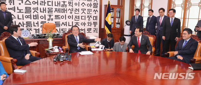 [서울=뉴시스] 고승민 기자 = 문희상 국회의장 주재로 9일 의장실에서 열린 더불어민주당과 자유한국당, 바른미래당 등 교섭단체 3당 원내대표 회동에서 참석자들이 환담하고 있다. 왼쪽부터 이인영 더불어민주당 원내대표, 문 의장, 심재철 자유한국당, 오신환 바른미래당 원내대표. 2019.12.09.&nbsp; photo@newsis.com