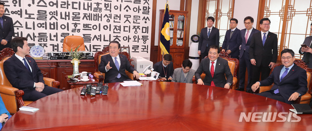 [서울=뉴시스] 고승민 기자 = 문희상 국회의장 주재로 9일 의장실에서 열린 더불어민주당과 자유한국당, 바른미래당 등 교섭단체 3당 원내대표 회동에서 참석자들이 환담하고 있다. 왼쪽부터 이인영 더불어민주당 원내대표, 문 의장, 심재철 자유한국당, 오신환 바른미래당 원내대표. 2019.12.09. photo@newsis.com