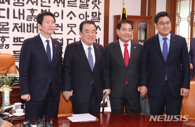 [서울=뉴시스] 고승민 기자 = 문희상 국회의장(왼쪽 둘째) 주재로 9일 의장실에서 열린 더불어민주당과 자유한국당, 바른미래당 등 교섭단체 3당 원내대표 회동에서 각 당 원내대표들이 손을 잡고 있다. 왼쪽부터 이인영 더불어민주당 원내대표, 문 의장, 심재철 자유한국당, 오신환 바른미래당 원내대표. 2019.12.09.&nbsp; photo@newsis.com