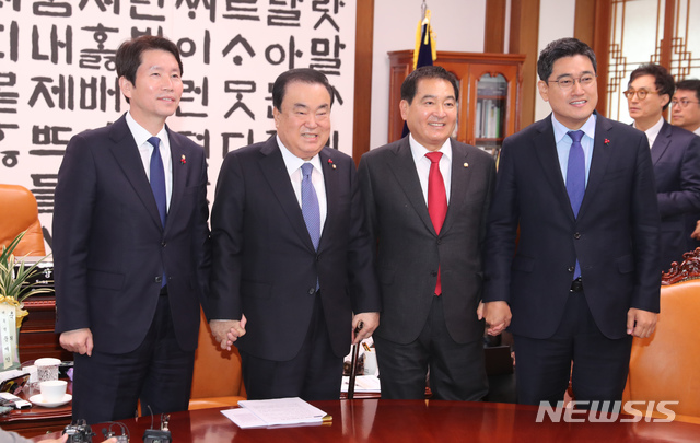 [서울=뉴시스] 고승민 기자 = 문희상 국회의장(왼쪽 둘째) 주재로 9일 의장실에서 열린 더불어민주당과 자유한국당, 바른미래당 등 교섭단체 3당 원내대표 회동에서 각 당 원내대표들이 손을 잡고 있다. 왼쪽부터 이인영 더불어민주당 원내대표, 문 의장, 심재철 자유한국당, 오신환 바른미래당 원내대표. 2019.12.09. photo@newsis.com