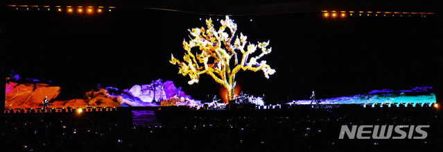 [서울=뉴시스]록밴드 유투(U2)가 8일 서울 고척스카이돔에서 열린 첫 내한공연에서 멋진 무대를 선보이고 있다. (사진=Ross Stewart 제공) 2019.12.09. photo@newsis.com