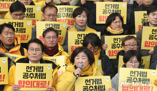 [서울=뉴시스] 이종철 기자  = 심상정 정의당 대표가 9일 오후 국회 본청 계단 앞에서 열린 패스트트랙법 통과를 위한 정의당 결의대회에 참석해 모두발언을 하고 있다.  2019.12.09.jc4321@newsis.com