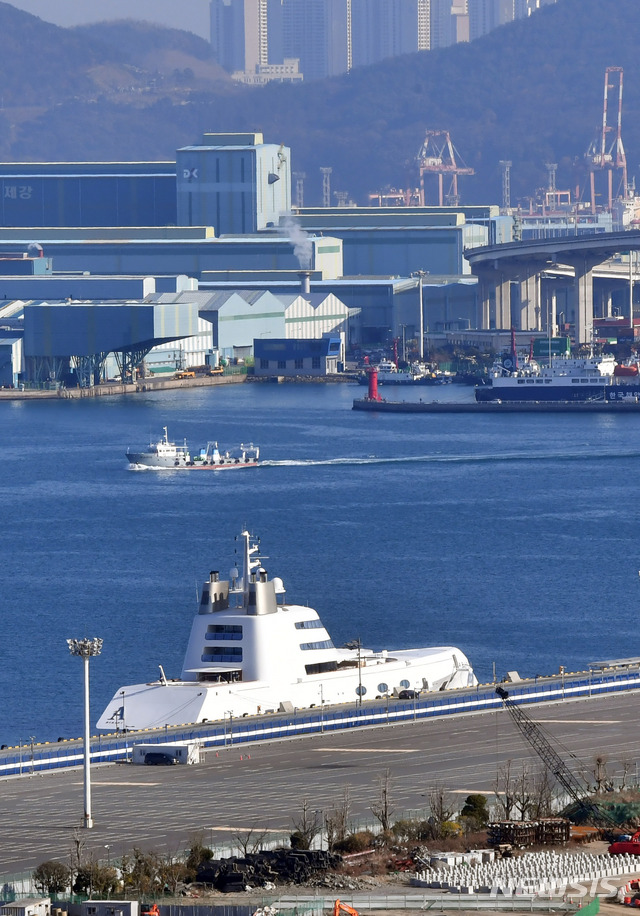 [부산=뉴시스] 하경민 기자 = 러시아 억만장자인 안드레이 멜니첸코 소유로 알려진 '슈퍼요트A'(5500t급)가 9일 부산 동구 부산항국제여객터미널에 정박해 있다. 길이 119m, 최대 속도 23노트, 가격 3억5000만 달러인 슈퍼요트A는 지난 10월 부산항에 입항해 시민들의 눈길을 사로잡은데 이어 2개월 만에 다시 부산을 찾았다. 2019.12.09. yulnetphoto@newsis.com