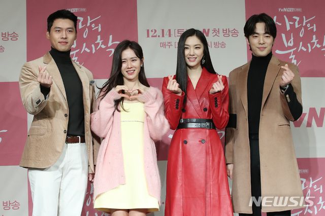 [서울=뉴시스]조수정 기자 = 배우 현빈, 손예진, 서지혜, 김정현(왼쪽부터)이 9일 오후 서울 종로구 포시즌스호텔에서 열린 tvN 토일드라마 '사랑의 불시착' 제작발표회에서 포즈를 취하고 있다. 사랑의 불시착은 14일 첫방송을 시작으로 매주 토,일 밤 9시 방송한다. 2019.12.09. chocrystal@newsis.com