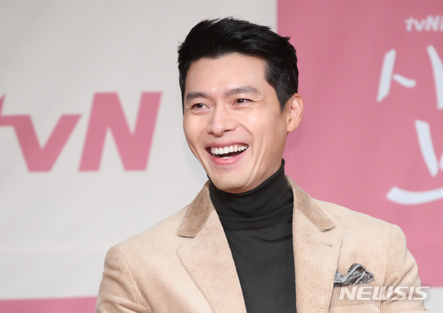 [서울=뉴시스]조수정 기자 = 배우 현빈이 9일 오후 서울 종로구 포시즌스호텔에서 열린 tvN 토일드라마 '사랑의 불시착' 제작발표회에서 이정효 감독의 "(열애설덕에) 케미가 좋겠구나 싶었다"는 답변을 들으며 웃음을 터트리고 있다. 사랑의 불시착은 14일 첫방송을 시작으로 매주 토,일 밤 9시 방송한다. 2019.12.09. chocrystal@newsis.com