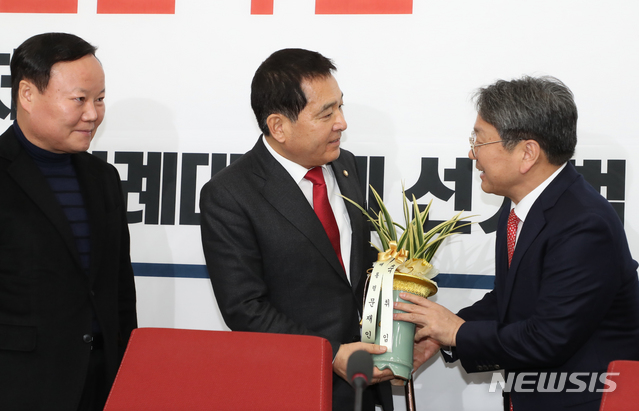 [서울=뉴시스]김명원 기자 = 강기정 청와대 정무수석이 9일 오후 서울 여의도 국회 자유한국당 원내대표실을 찾아 심재철 신임 원내대표에게 문재인 대통령 축하난을 전달하고 있다.  2019.12.09. kmx1105@newsis.com