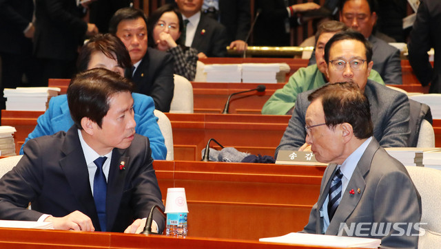 [서울=뉴시스] 장세영 기자 = 이해찬(오른쪽) 더불어민주당 대표가 9일 오후 서울 여의도 국회 예결위회의장에서 열린 더불어민주당 의원총회에 참석해 이인영 원내대표와 대화를 나누고 있다. 2019.12.09.&nbsp; photothink@newsis.com