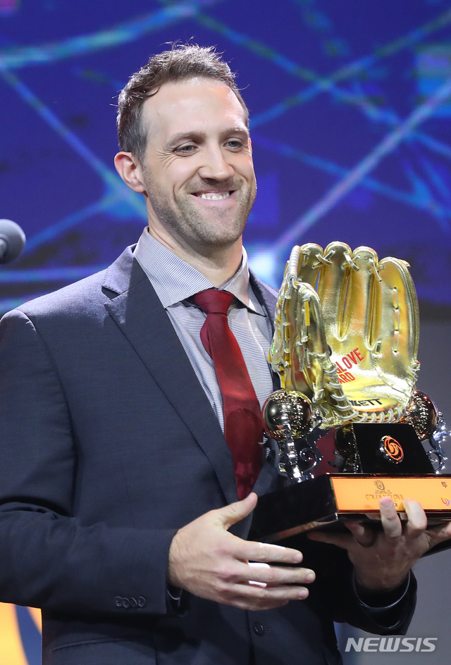 [서울=뉴시스]전신 기자 = 두산 린드블럼이 9일 서울 삼성동 코엑스에서 열린 2019 신한은행 마이카 KBO 골든글러브 시상식에서 투수 부문 골든글러브를 수상하고 있다. 2019.12.09. photo1006@newsis.com