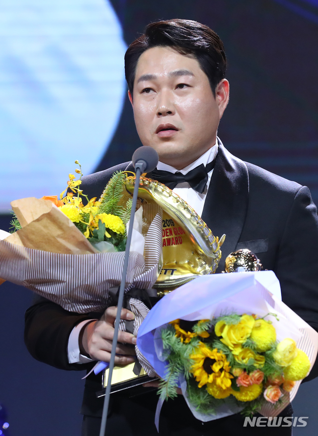 [서울=뉴시스]전신 기자 = NC 양의지가 9일 서울 삼성동 코엑스에서 열린 2019 신한은행 마이카 KBO 골든글러브 시상식에서 포수 부문 골든글러브를 수상한 후 소감을 밝히고 있다. 2019.12.09. photo1006@newsis.com