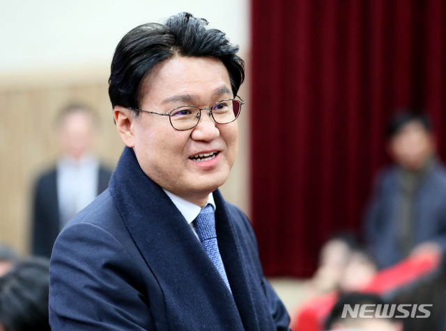 [대전=뉴시스]강종민 기자 = 황운하 대전지방경찰청장이 9일 오후 대전시 중구 대전시민대학에서 '검찰은 왜 고래고기를 돌려줬을까'라는 제목의 저서 출간을 기념하는 북 콘서트를 열었다. 북콘서트장에 도착한 황 청장이 참석자들과 대화를 나누고 있다. 2019.12.09.&nbsp; ppkjm@newsis.com&nbsp;&nbsp;&nbsp;&nbsp;&nbsp;&nbsp;&nbsp;&nbsp;&nbsp;&nbsp;&nbsp;&nbsp;&nbsp;&nbsp; ppkjm@newsis.com