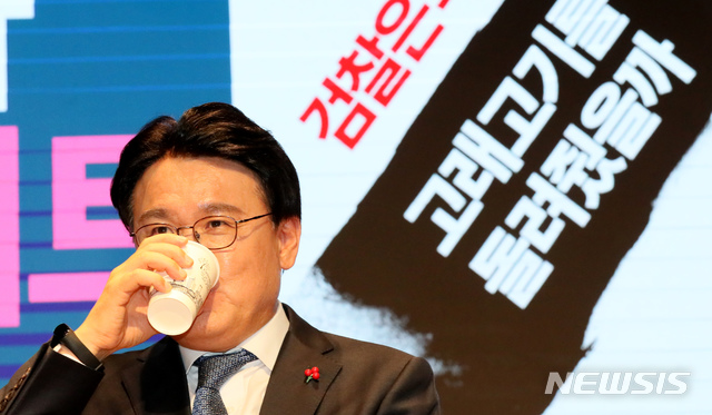 [대전=뉴시스]강종민 기자 = 황운하 전 울산경찰청장이 지난 2019년 12월9일 오후 대전시 중구 대전시민대학에서 '검찰은 왜 고래고기를 돌려줬을까'라는 제목의 저서 출간을 기념하는 북 콘서트를 열고 '청와대 하명수사 논란'을 둘러싼 자신의 입장 생각 등을 밝히며 물을 마시고 있다. 2019.12.09. ppkjm@newsis.com