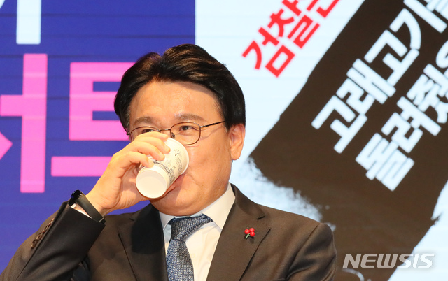 [대전=뉴시스]강종민 기자 = 황운하 대전지방경찰청장이 지난해 12월9일 오후 대전시 중구 대전시민대학에서 '검찰은 왜 고래고기를 돌려줬을까'라는 제목의 저서 출간을 기념하는 북 콘서트를 열고 '청와대 하명수사 논란'을 둘러싼 자신의 입장 생각 등을 밝히며 물을 마시고 있다. 2019.12.09. ppkjm@newsis.com