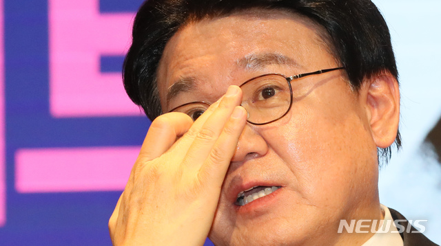 [대전=뉴시스]강종민 기자 = 황운하 대전지방경찰청장이 9일 오후 대전시 중구 대전시민대학에서 '검찰은 왜 고래고기를 돌려줬을까'라는 제목의 저서 출간을 기념하는 북 콘서트를 열었다. 황 청장이 소신을 밝히던 중 안경을 고쳐쓰고 있다. 2019.12.09.&nbsp; ppkjm@newsis.com 