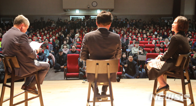 [대전=뉴시스]강종민 기자 = 황운하 대전지방경찰청장이 9일 오후 대전시 중구 대전시민대학에서 '검찰은 왜 고래고기를 돌려줬을까'라는 제목의 저서 출간을 기념하는 북 콘서트를 열고 '청와대 하명수사 논란'을 둘러싼 자신의 입장 생각 등을 밝히고 있다. 2019.12.09.&nbsp; ppkjm@newsis.com 