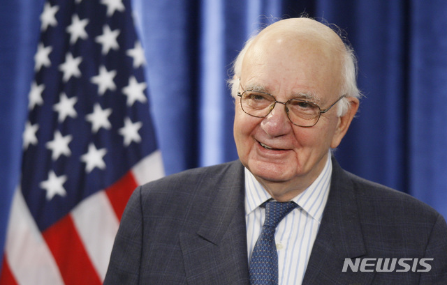 [시카고=AP/시스] 미국 경제회복자문위원회 의장으로 내정된 폴 볼커 전 미국 연방준비제도(Fed) 의장이 2008년 11월26일 버락 오바마 당선인의 시카고 기자회견에 참석한 모습. 볼커 전 의장이 8일 타계했다고 미 언론들은 9일(현지시간) 보도했다. 2019.12.10.