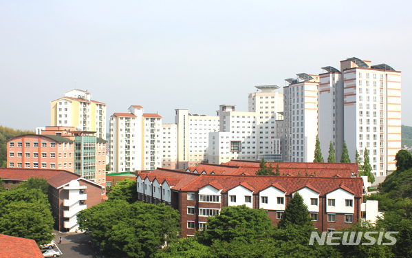 [진주=뉴시스] 경상대학교 학생생활관 전경.