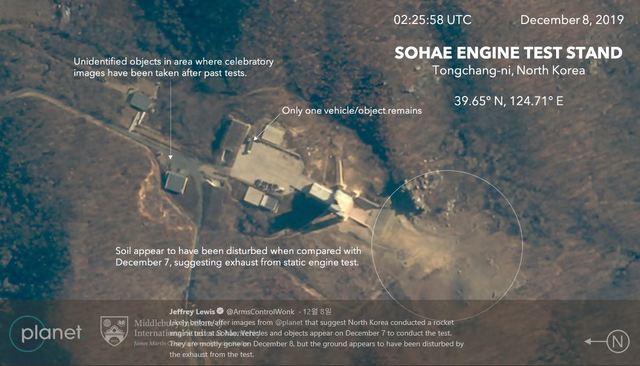  [서울=뉴시스] 제프리 루이스 미들버리 국제학연구소 '동아시아 비확산센터'의 제프리 루이스 소장이 8일(현지시간) 자신의 트위터를 통해 공개한 8일자 북한 서해위성발사장 일대의 위성 사진. 북한이 '중대한 실험'을 했다고 밝힌 다음날의 모습으로, 오른쪽 원 부분에 지표면이 흩어져 있는 것이 보인다. 엔진 시험과정에서 발생한 배기 가스 때문에 생긴 자국으로 추정된다. <제프리 루이스 트위터>2019.12.10 
