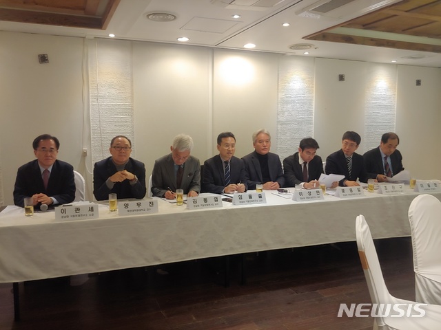 [서울=뉴시스] 경남대 극동문제연구소(소장 이관세)가 10일 서울 세종문화회관에서 '2019년 정세 평가 및 2020년 전망' 관련 기자간담회를 열었다. 2019.12.10. photo@newsis.com