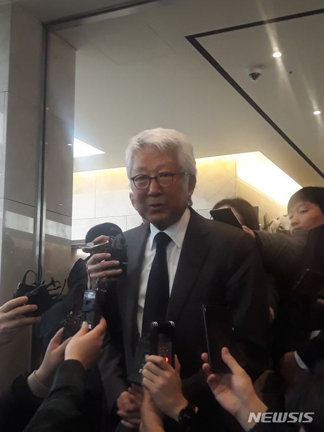 [서울=뉴시스] 배순훈 전 대우전자 회장이 10일 경기도 수원 아주대병원 장례식장에 차려진 김우중 전 대우그룹 회장 빈소를 조문한 후 취재진의 질문에 답하고 있다. (사진=김혜경 기자) 2019.12.10. 