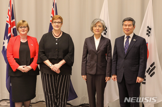 [서울=뉴시스]강경화 외교장관과 정경두 국방장관은 10일(현지시간) 호주 시드니에서 호주의 마리스 페인 외교 장관, 린다 레이놀즈 국방장관과 4차 '한-호주 외교·국방(2+2) 장관회의'를 진행했다. (사진/외교부 제공) photo@newsis.com