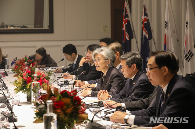 [서울=뉴시스]강경화 외교장관과 정경두 국방장관은 10일(현지시간) 호주 시드니에서 호주의 마리스 페인 외교 장관, 린다 레이놀즈 국방장관과 4차 '한-호주 외교·국방(2+2) 장관회의'를 진행했다. (사진/외교부 제공) photo@newsis.com