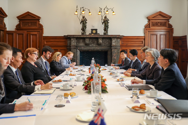 [서울=뉴시스] 강경화 외교부 장관과 마리스 페인 호주 외교장관은 양자회담을 갖고, ▲경제(인프라, 자원, 수소에너지 등), 인적교류, 개발 등 실질협력, ▲믹타, UN 등 국제무대에서의 협력 강화 방안 등에 관해 협의했다. (사진/외교부 제공) photo@newsis.com
