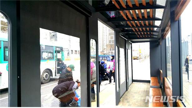 롤스크린 버스 정류소