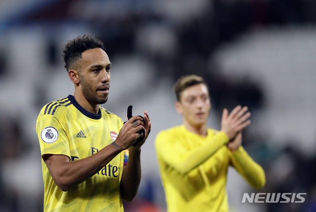 [런던=AP/뉴시스]오바메양(왼쪽)과 외질.