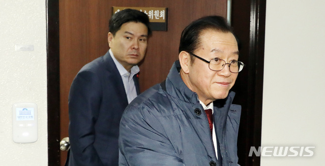 [서울=뉴시스] 이종철 기자&nbsp; =&nbsp; 밤을 꼬박 새운 이종배(오른쪽) 자유한국당, 지상욱 바른미래당 국회 예결위 간사가 10일 오전 서울 여의도 국회에서 열리고 있는 예산안조정소위원회 회의실을 나오고 있다. 2019.12.10.&nbsp; jc4321@newsis.com