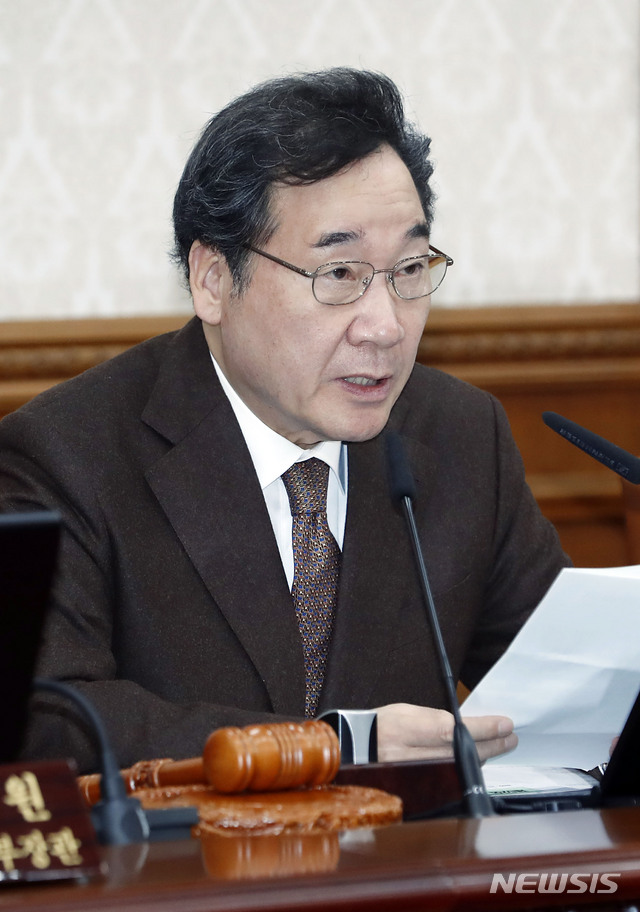 [서울=뉴시스]최동준 기자 = 이낙연 국무총리가 10일 오전 서울 세종로 정부서울청사에서 열린 국무회의에서 모두발언을 하고 있다. 2019.12.10.&nbsp; photocdj@newsis.com