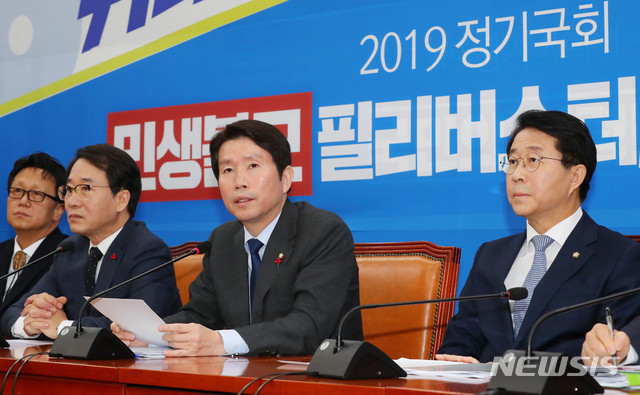 [서울=뉴시스] 장세영 기자 = 이인영(오른쪽 두번째) 더불어민주당 원내대표가 10일 오전 서울 여의도 국회에서 열린 더불어민주당 원내대책회의-상임위간사단 연석회의에 참석해 모두발언을 하고 있다. 2019.12.10. photothink@newsis.com