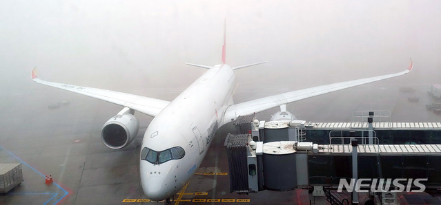 [인천공항=뉴시스]홍찬선 기자 = 10일 오전 인천공항에 발생한 짙은안개로 일부 항공기가 인근 공항으로 회항하거나 지연되고 있다. 사진은 이날 인천공항 제1여객터미널에 낀 짙은 안개 모습. 2019.12.10. mania@newsis.com