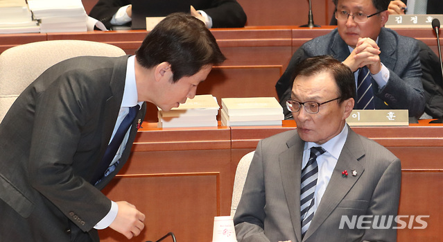 [서울=뉴시스] 이종철 기자&nbsp; = 이해찬 더불어민주당 대표가 10일 오전 서울 여의도 국회에서 열린 의원총회에서 이인영 원내대표와 의견을 나누고 있다. 2019.12.10.jc4321@newsis.com