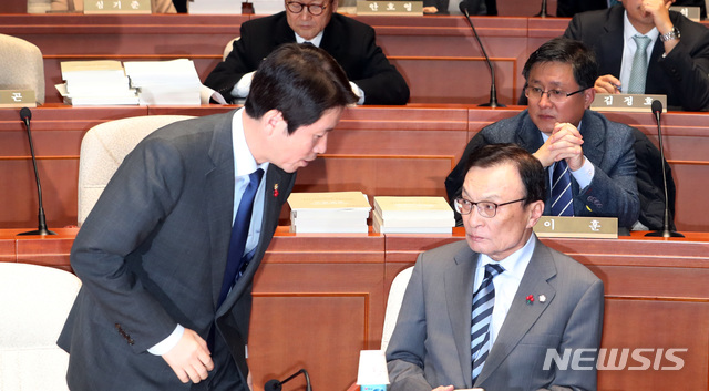 [서울=뉴시스] 이종철 기자&nbsp; = 이해찬 더불어민주당 대표가 10일 오전 서울 여의도 국회에서 열린 의원총회에서 이인영 원내대표와 의견을 나누고 있다. 2019.12.10.jc4321@newsis.com