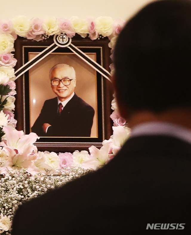 [수원=뉴시스]김종택 기자 = 숙환으로 별세한 김우중 전 대우그룹 회장의 빈소가 10일 오전 경기도 수원시 아주대병원 장례식장에 마련됐다. 2019.12.10.&nbsp; photo@newsis.com