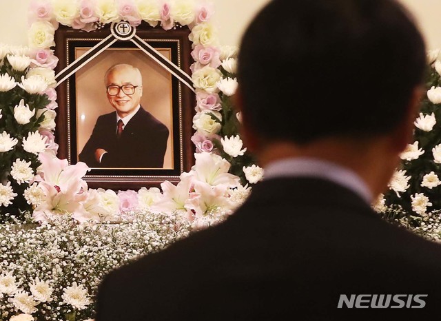 [수원=뉴시스]김종택 기자 = 숙환으로 별세한 김우중 전 대우그룹 회장의 빈소가 10일 오전 경기도 수원시 아주대병원 장례식장에 마련됐다. 2019.12.10.&nbsp; photo@newsis.com