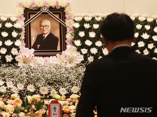 [수원=뉴시스]김종택 기자 = 숙환으로 별세한 김우중 전 대우그룹 회장의 빈소가 10일 오전 경기도 수원시 아주대병원 장례식장에 마련됐다. 2019.12.10. photo@newsis.com