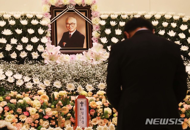 [수원=뉴시스]김종택 기자 = 숙환으로 별세한 김우중 전 대우그룹 회장의 빈소가 10일 오전 경기도 수원시 아주대병원 장례식장에 마련됐다. 2019.12.10. photo@newsis.com