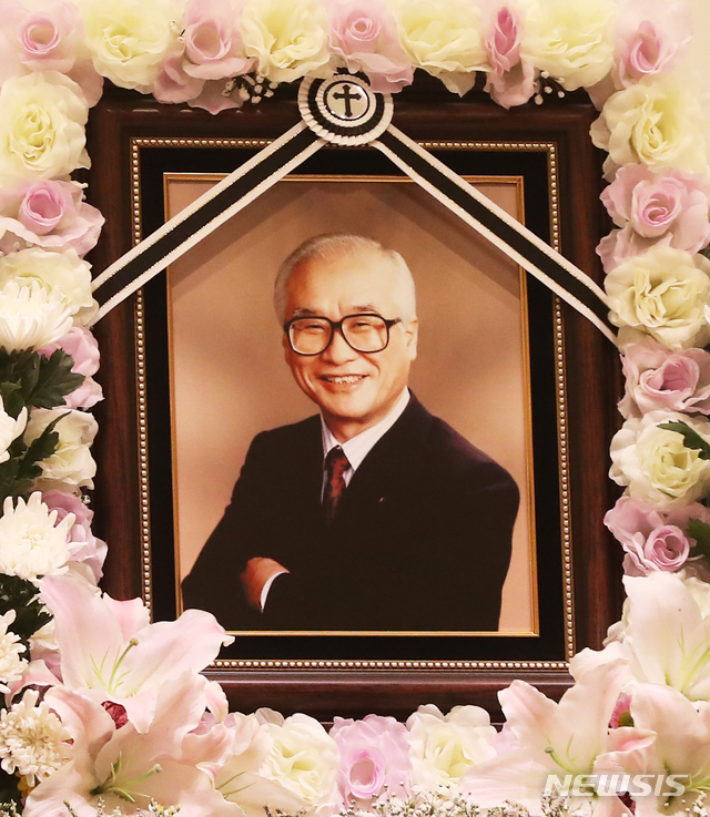 [수원=뉴시스]김종택 기자 = 숙환으로 별세한 김우중 전 대우그룹 회장의 빈소가 10일 오전 경기도 수원시 아주대병원 장례식장에 마련됐다. 2019.12.10.&nbsp; photo@newsis.com