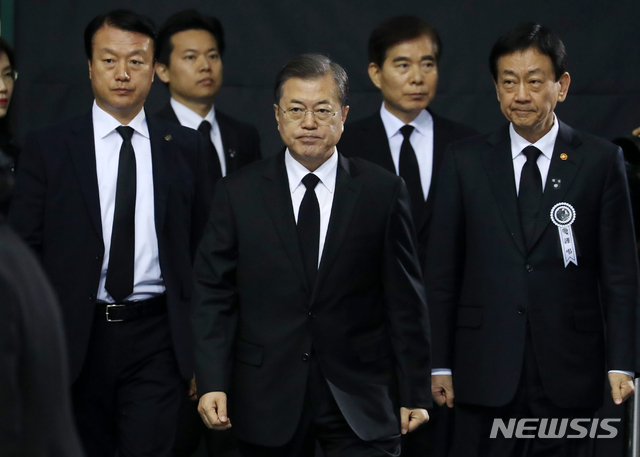 [대구=뉴시스]박영태기자 = 문재인 대통령이 10일 대구 계명대 성서캠퍼스에서 열린 독도 헬기 추락사고 순직 소방항공대원 합동 영결식에 침통한 표정으로 참석하고 있다. 2019.12.10.since1999@newsis.com