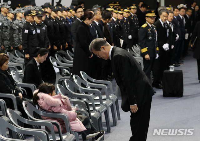 [대구=뉴시스]박영태기자 = 문재인 대통령이 10일 대구 계명대 성서캠퍼스에서 열린 독도 헬기 추락사고 순직 소방항공대원 합동 영결식에 참석해 유족들에게 고개 숙여 인사하고 있다. 2019.12.10. since1999@newsis.com 
