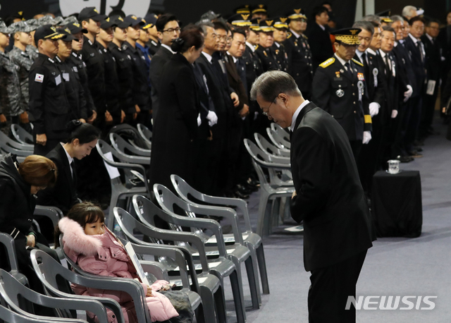 [대구=뉴시스]박영태기자 = 문재인 대통령이 10일 대구 계명대 성서캠퍼스에서 열린 독도 헬기 추락사고 순직 소방항공대원 합동 영결식에 참석해 유족들에게 고개 숙여 인사하고 있다. 2019.12.10. since1999@newsis.com 
