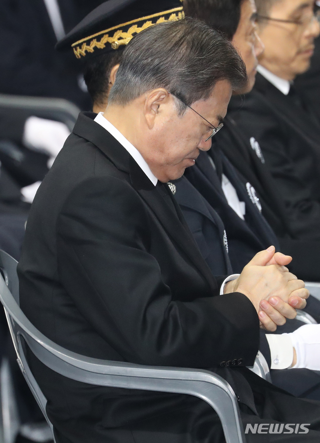 [대구=뉴시스]박영태기자 = 문재인 대통령이 10일 대구 계명대 성서캠퍼스에서 열린 독도 헬기 추락사고 순직 소방항공대원 합동 영결식에 참석해 두 손 모아 기도하고 있다. 2019.12.10.since1999@newsis.com