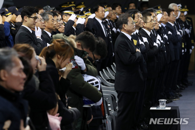 [대구=뉴시스]박영태기자 = 문재인 대통령이 10일 대구 계명대 성서캠퍼스에서 열린 독도 헬기 추락사고 순직 소방항공대원 합동 영결식에 참석해 국민의례를 하고 있다. 2019.12.10.since1999@newsis.com