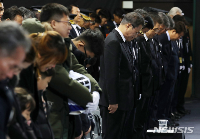 [대구=뉴시스]박영태기자 = 문재인 대통령이 10일 대구 계명대 성서캠퍼스에서 열린 독도 헬기 추락사고 순직 소방항공대원 합동 영결식에 참석해 묵념하고 있다. 2019.12.10. since1999@newsis.com