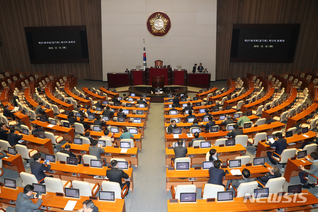 [서울=뉴시스] 고승민 기자 = 더불어민주당, 바른미래당, 민주평화당, 정의당 의원들이 10일 서울 여의도 국회에서 제371회국회(정기회) 제12차 본회의 시작 및 한국당 의원들의 입장을 기다리고 있다. 2019.12.10.kkssmm99@newsis.com
