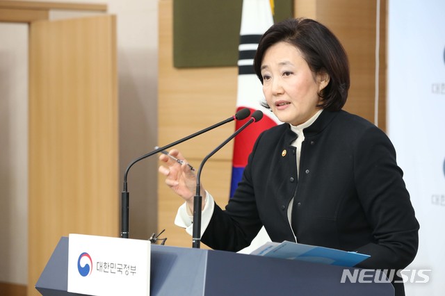 [서울=뉴시스]박영선 중소벤처기업부 장관이 10일 서울 종로구 정부서울청사 별관 브리핑실에서 11번째 유니콘기업 탄생 관련 브리핑을 하고 있다. (사진=중소벤처기업부 제공) 2019.12.10. photo@newsis.com