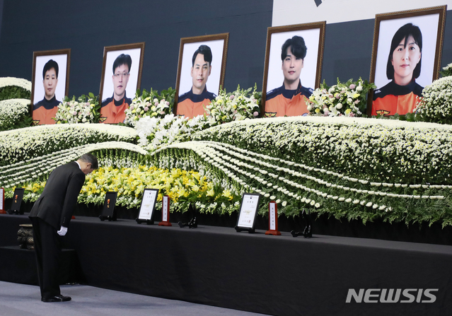 [대구=뉴시스]박영태기자 = 문재인 대통령이 10일 대구 계명대 성서캠퍼스에서 열린 독도 헬기 추락사고 순직 소방항공대원 합동 영결식에 참석해 훈장을 추서하고 묵례를 올리고 있다. 2019.12.10.since1999@newsis.com